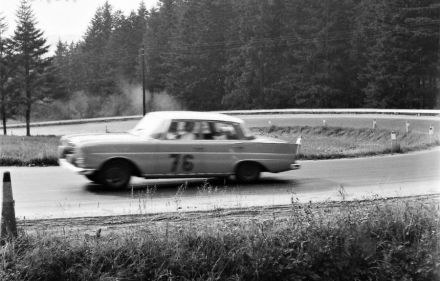 Ewy Rosqvist i Eva Maria Falk – Mercedes Benz 220 SE.